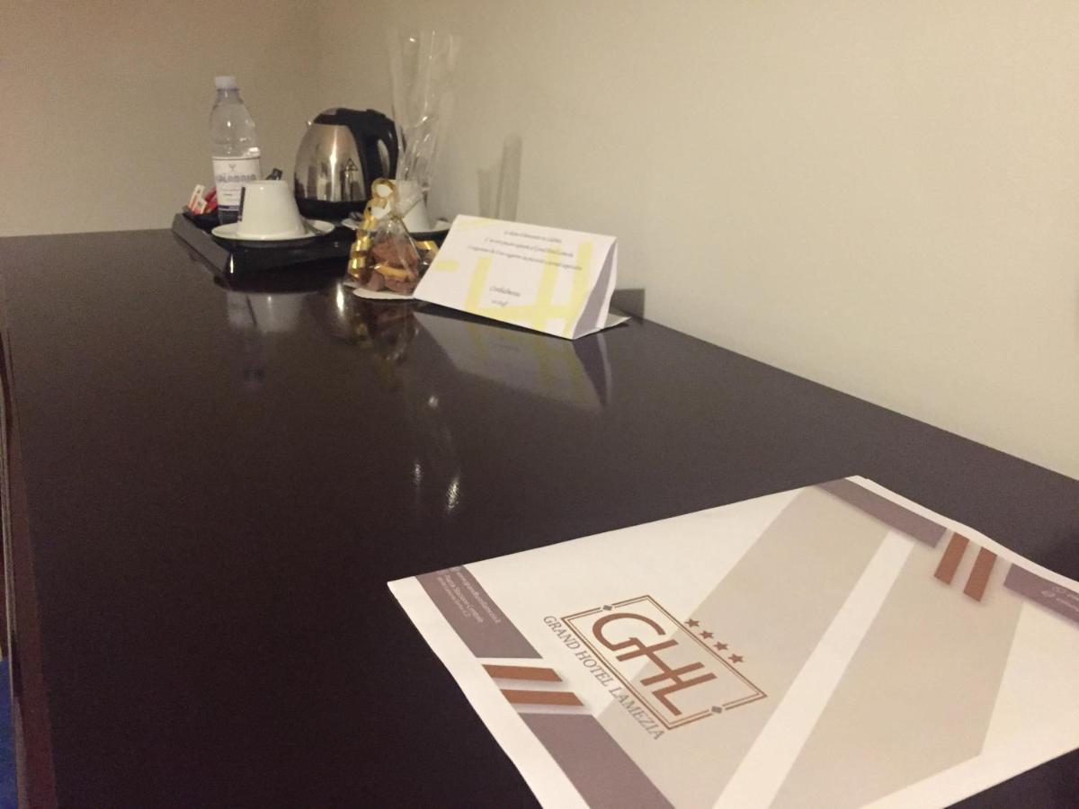 Grand Hotel Lamezia ลาเมเซ แตร์เม ภายนอก รูปภาพ