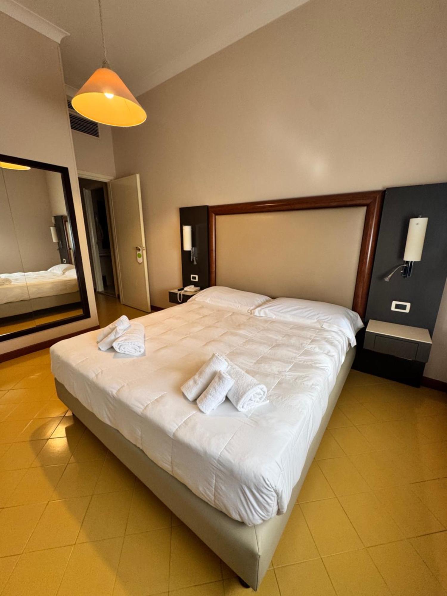 Grand Hotel Lamezia ลาเมเซ แตร์เม ภายนอก รูปภาพ
